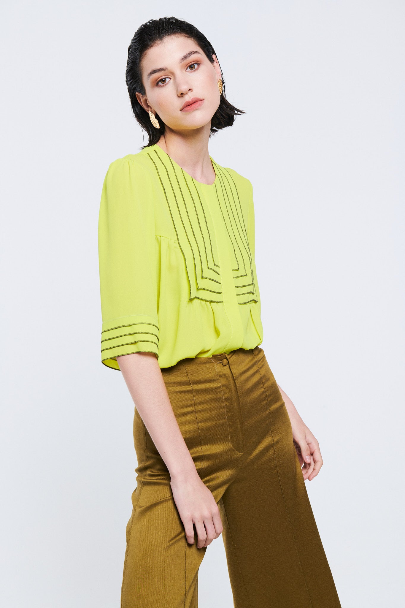 Shirt with lime pleats